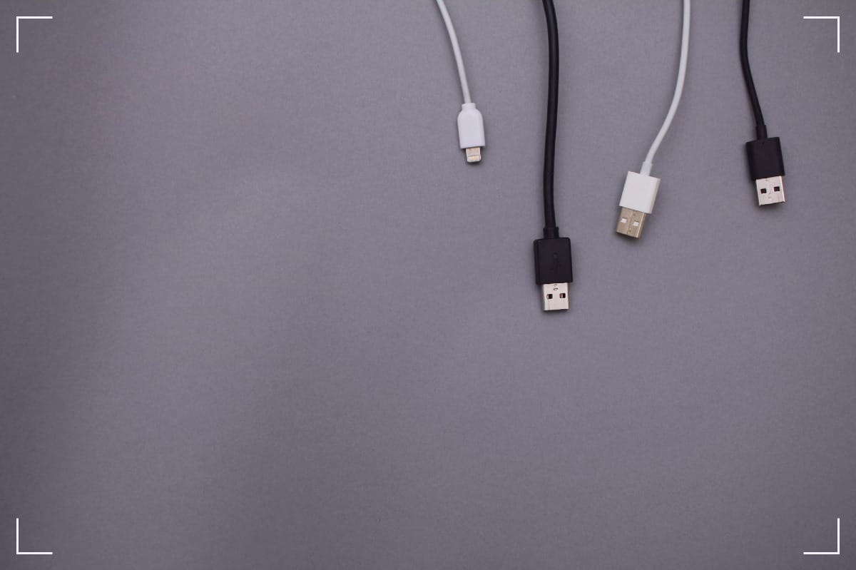 A bunch of smartphone, charging cables.